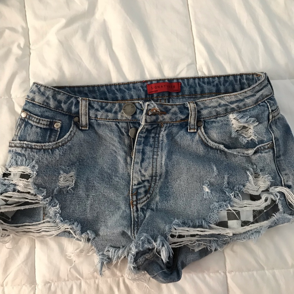 DISTRESSED JEAN SHORTS